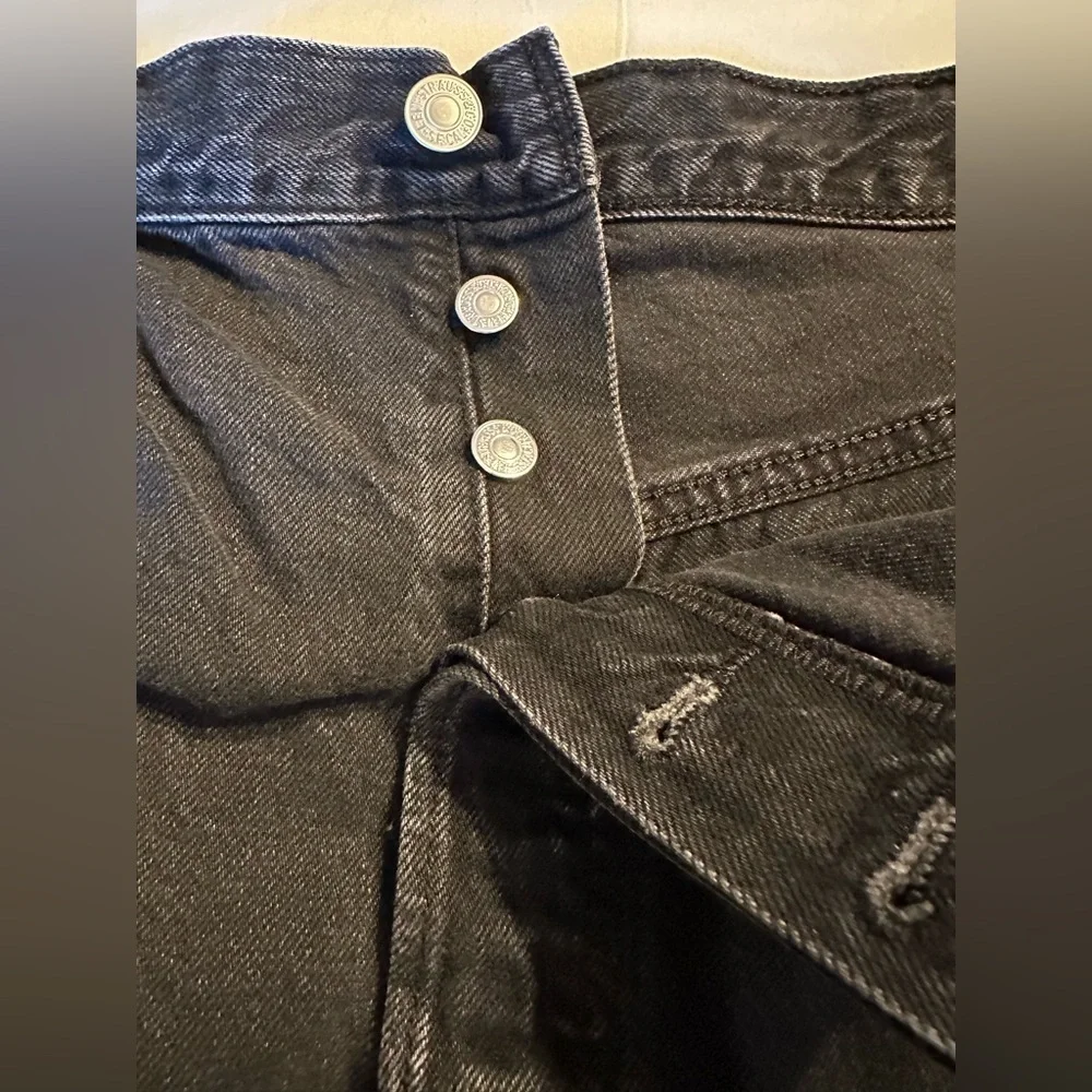 Levi’s Women’s Washed Black Denim Cut Off 501 Button Fly Shorts size 34 (O)